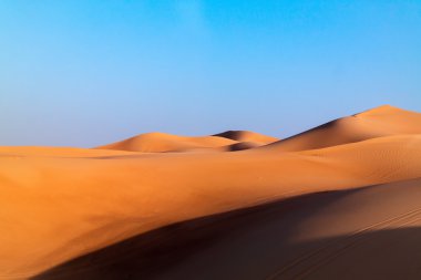 Arap çölü dune arka plan mavi gökyüzü üzerinde