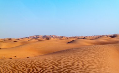 Arap çölü dune arka plan mavi gökyüzü üzerinde