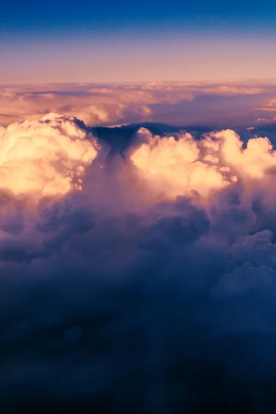 Felhők. az égen ragyogó reggel hajnalban — Stock Fotó