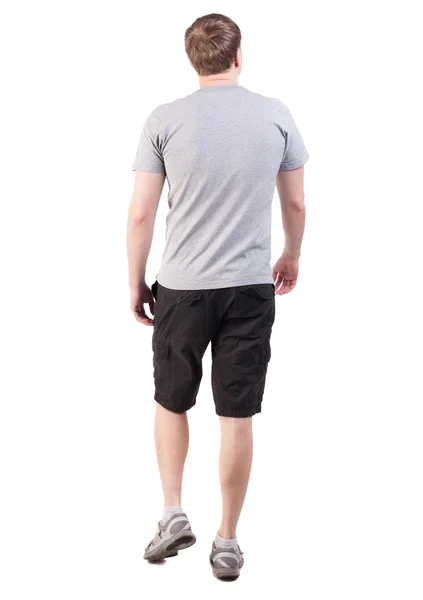 Séta a jóképű férfi rövidnadrág és pulóvert hátulnézete — Stock Fotó