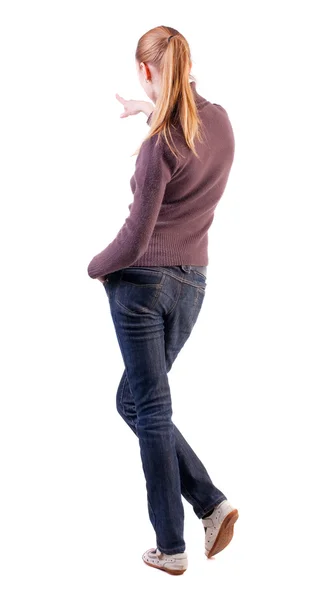 Vista de mulher aponta para trás. linda loira em jeans — Fotografia de Stock
