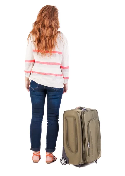 Bakifrån kvinna med resväska tittar upp — Stockfoto