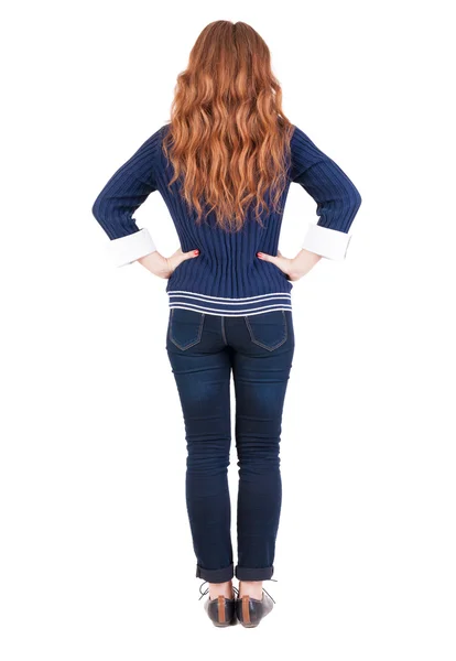 立っている美しい赤毛の若い女性の背面図 — ストック写真