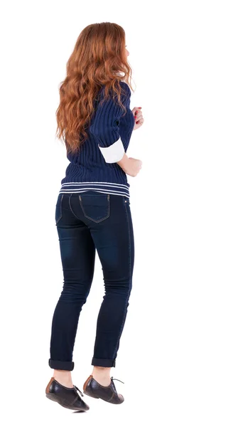 Bakifrån hoppar kvinna i jeans. — Stockfoto