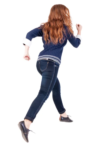 Bakifrån hoppar kvinna i jeans. — Stockfoto