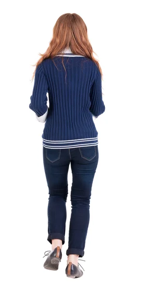 Назад точка зрения бегущей женщины в джинсах — стоковое фото