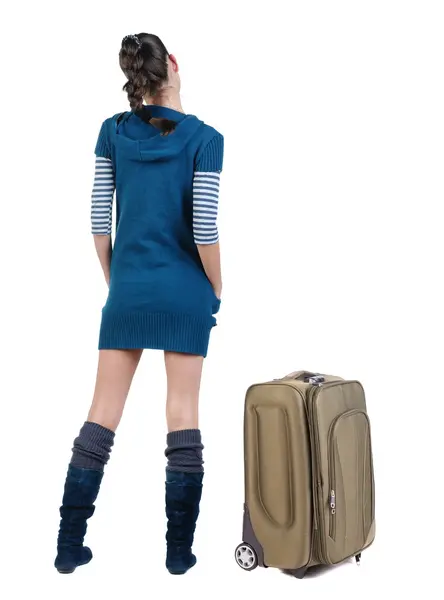 Pohled zezadu na cestách bruneta žena s kufrem — Stock fotografie