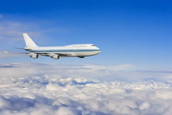 Avión de pasajeros en las nubes . —  Fotos de Stock