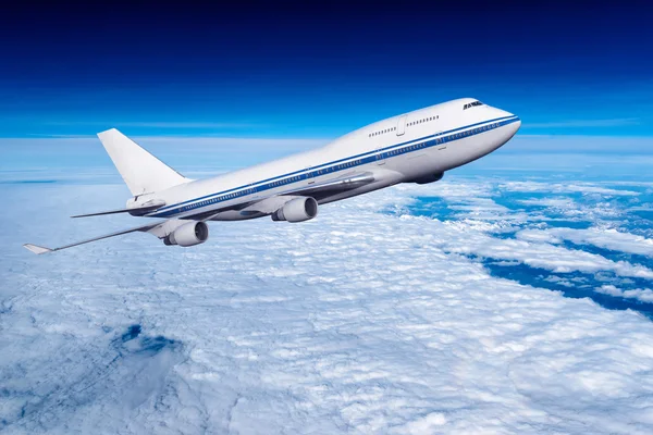 雲の中の乗客の飛行機. — ストック写真