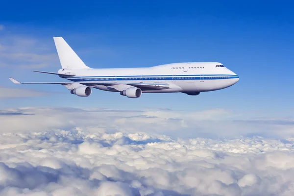 Avião de passageiros nas nuvens . — Fotografia de Stock
