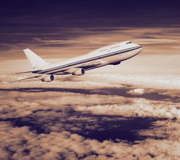 Avião de passageiros nas nuvens . — Fotografia de Stock