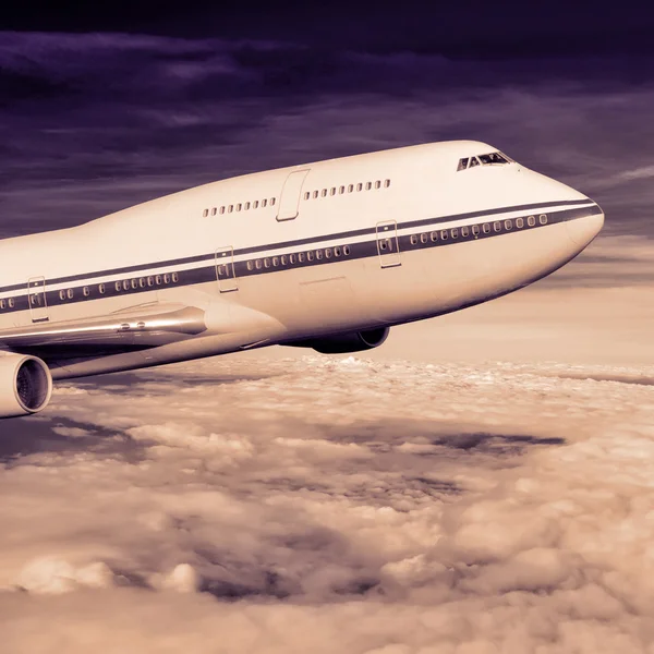 Samolot pasażerski w chmurach. — Zdjęcie stockowe