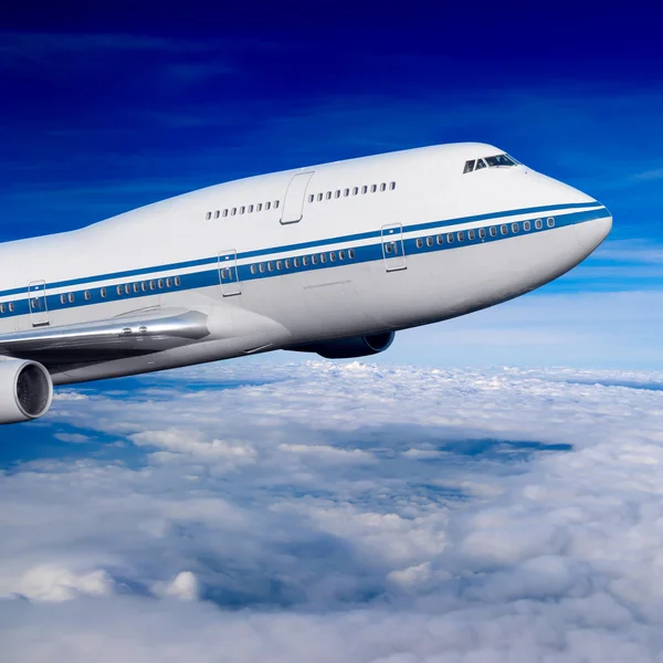 Αεροπλάνο επιβατών στα σύννεφα. — Φωτογραφία Αρχείου