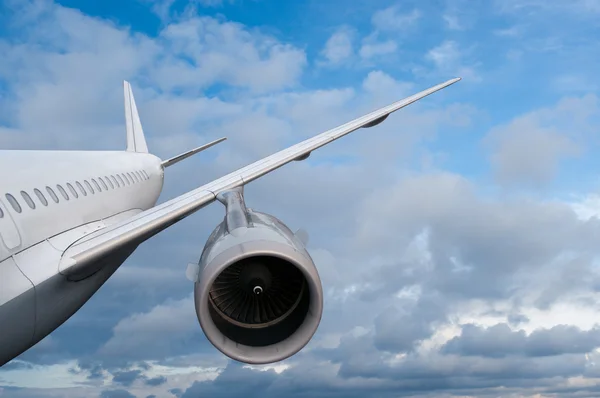 Airplane flying down — Stock Photo, Image