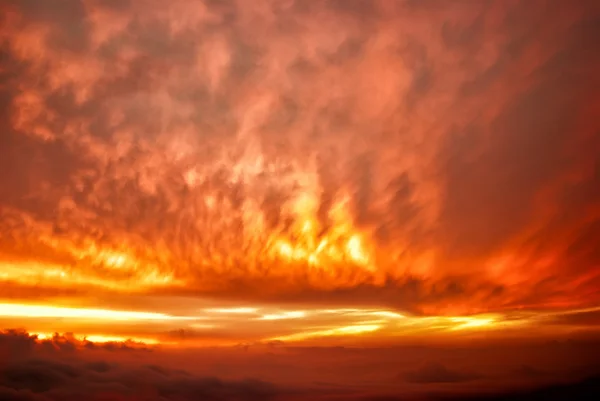 Nuvens à luz do sol poente . — Fotografia de Stock