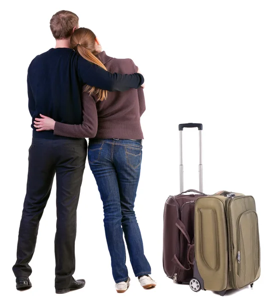 Bakifrån av reser unga par med resväska — Stockfoto
