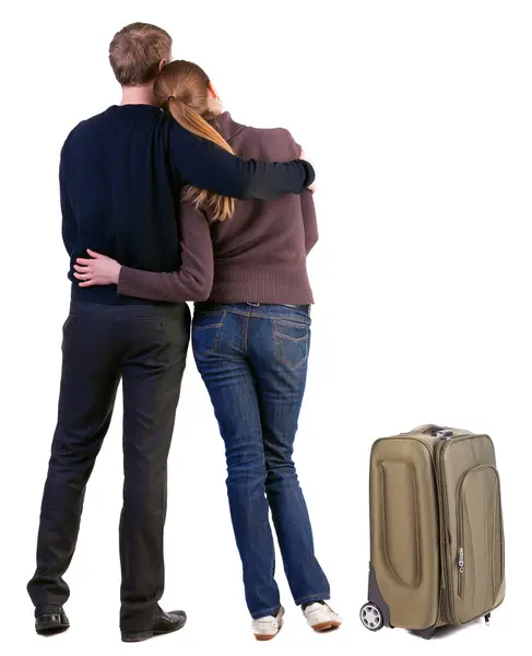 Bakifrån av reser unga par med suitcas — Stockfoto