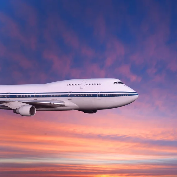 夕暮れや明け方に雲の旅客機. — ストック写真