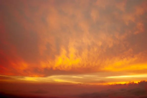 Wolken im Licht der untergehenden Sonne. — Stockfoto