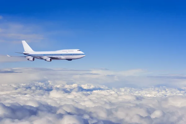 雲の中の乗客の飛行機. — ストック写真