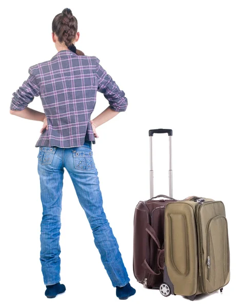 Bakifrån av resande brunett kvinna i jeans med resväska loo — Stockfoto