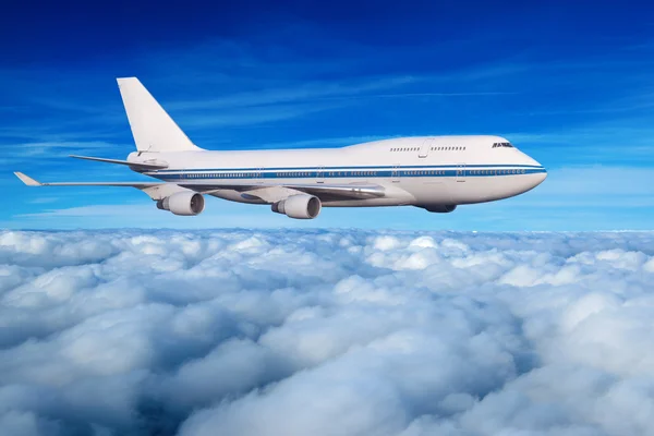 Passagerare flygplan i molnen. — Stock fotografie
