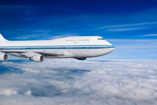 Avion de passagers dans les nuages . — Photo