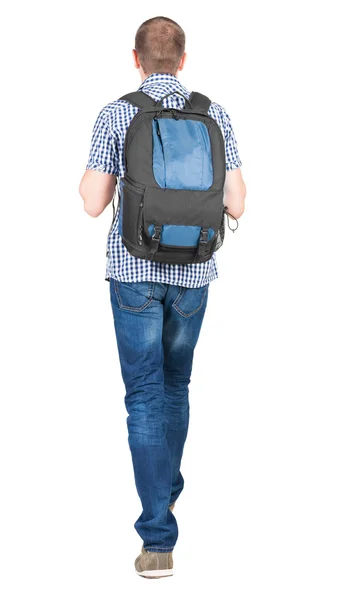 Bakifrån Walking man med ryggsäck. — Stockfoto