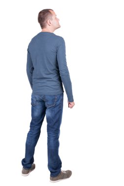 arkadan görünüşü t-shirt ve kot görünümlü genç adam.