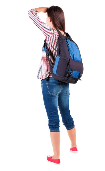 Pohled zezadu na stojící mladá krásná bruneta žena s batohem. — Stock fotografie
