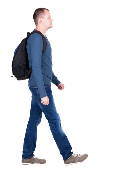 Achteraanzicht van het lopen man met rugzak. — Stockfoto