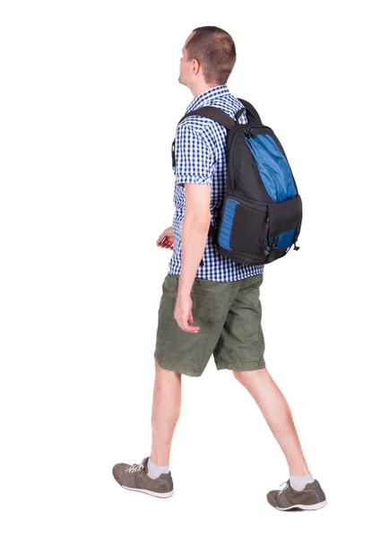 Widok spaceru człowiek z plecaka z tyłu. — Zdjęcie stockowe