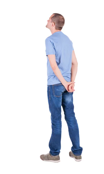 Vue arrière du jeune homme en t-shirt et jeans à la recherche. — Photo