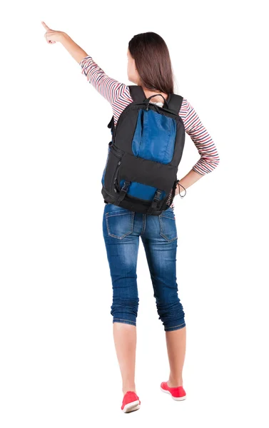 Vista posterior de mujer apuntando con mochila mirando hacia arriba. — Foto de Stock