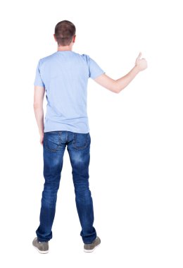 Arkadan Görünüm adamın t-shirt. başparmak kadar gösterir.