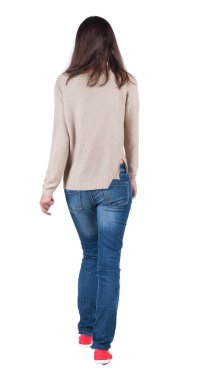 Arkadan Görünüm jeans içinde yürüyen kadın .