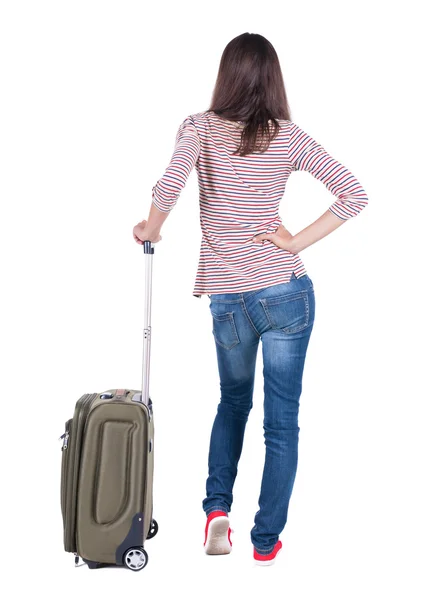 Pohled zezadu na chůzi žena s kufrem. — Stock fotografie