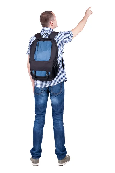 Vista do homem apontando traseira com mochila, olhando para cima. — Fotografia de Stock