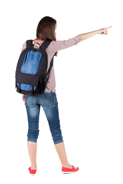 Вид указывающего женщину сзади с рюкзаком, глядя вверх. — стоковое фото