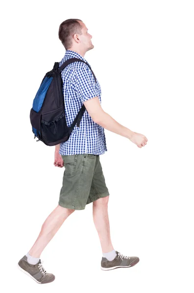 Pohled zezadu na chůzi člověka s batohem. — Stock fotografie