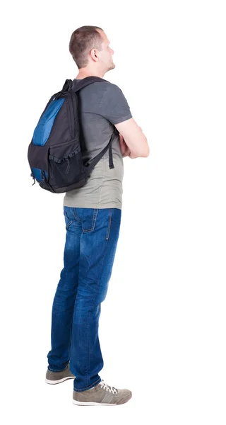 Vista do homem traseira com mochila, olhando para cima. — Fotografia de Stock