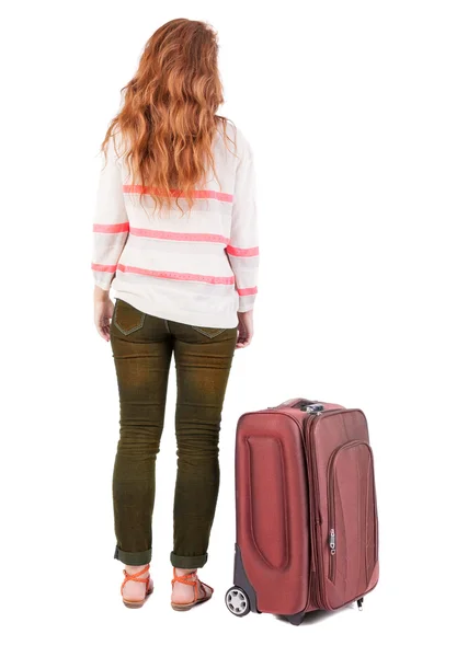 スーツケースを持つ女性の歩行の背面図. — ストック写真