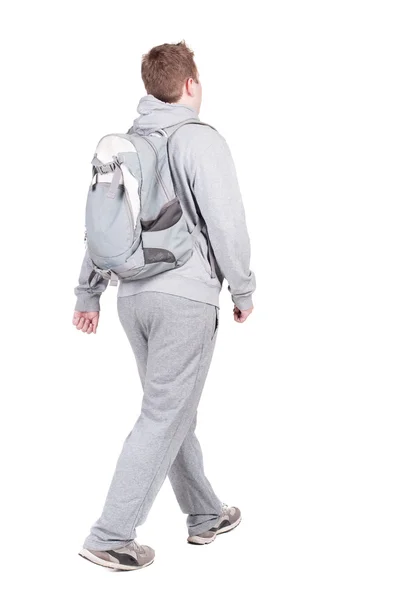 Pohled zezadu na chůzi člověka s batohem. — Stock fotografie