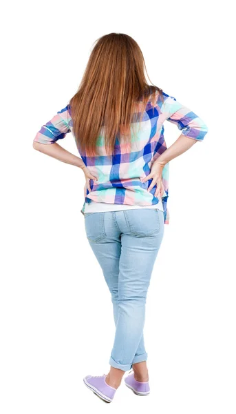 立っている美しい赤毛の若い女性の背面図. — ストック写真