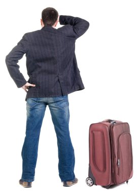 Genç suitcas ile seyahat uzmanı önde görünüyor