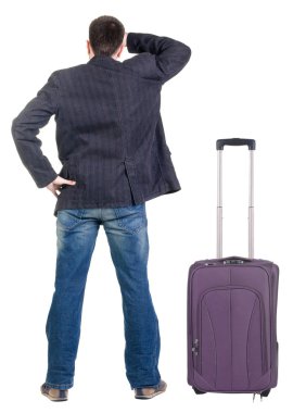 Genç suitcas ile seyahat uzmanı önde görünüyor