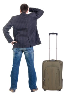 Genç suitcas ile seyahat uzmanı önde görünüyor