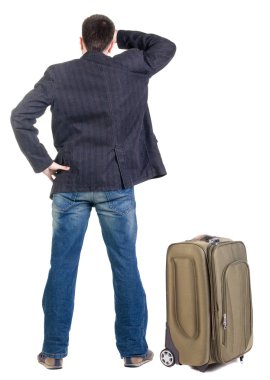 Genç suitcas ile seyahat uzmanı önde görünüyor