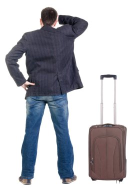 Genç suitcas ile seyahat uzmanı önde görünüyor