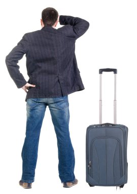 Genç suitcas ile seyahat uzmanı önde görünüyor